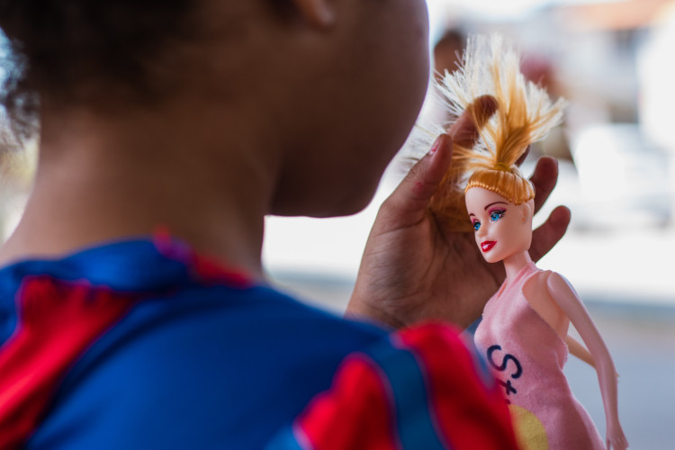 Crianças e familiares em situação de vulnerabilidade social buscam alternativas para obter brinquedos e mantimentos nos Dia das Crianças, nos sinais de trânsito de Fortaleza.  (Foto: Fernanda Barros/ O Povo) 