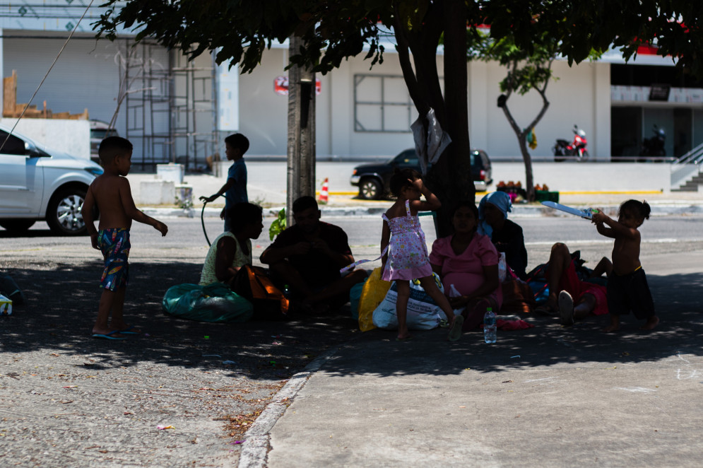 Crianças e familiares em situação de vulnerabilidade social buscam alternativas para obter brinquedos e mantimentos nos Dia das Crianças, nos sinais de trânsito de Fortaleza.  (Foto: Fernanda Barros/ O Povo) (Foto: FERNANDA BARROS)