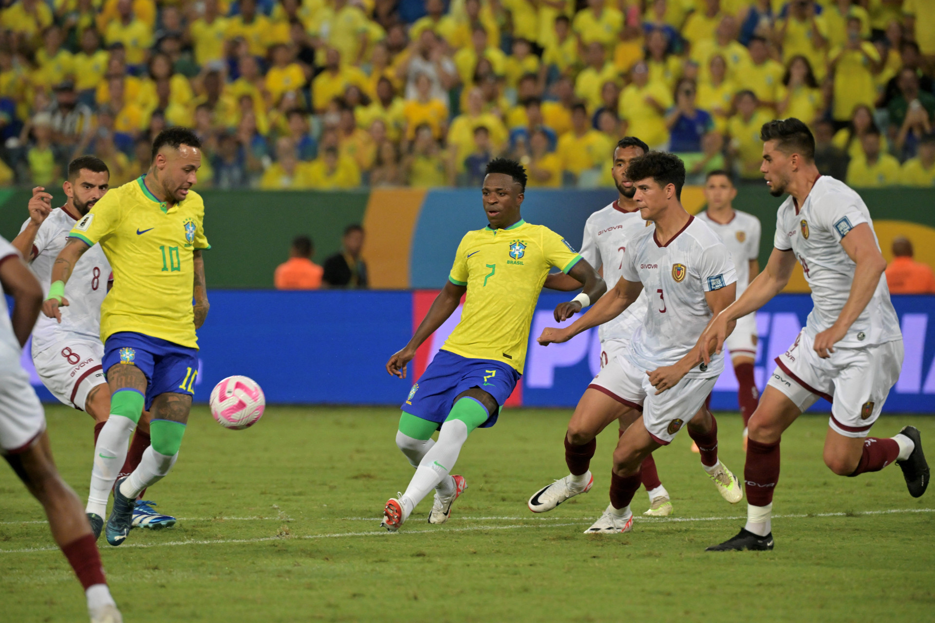 Brasil joga mal, sofre gol no fim e fica no empate em 1 a 1 com a Venezuela