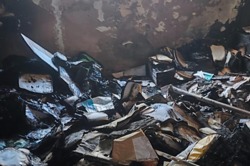 Adalberto Barreto teve mais de mil livros destruídos pelo incêndio em seu apartamento, em setembro deste ano