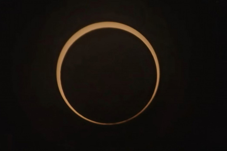 Os eclipses ocorrem quando o Sol, a Lua e a Terra estão parcial ou totalmente alinhados sob a perspectiva da Terra.