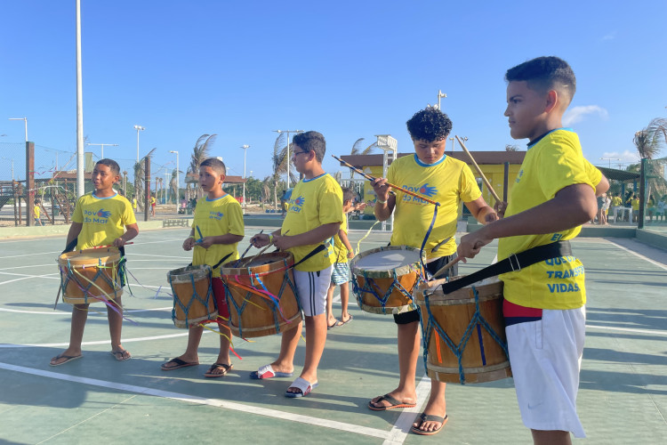 Crianças e adolescentes se reuniram para celebrar 13 anos do Instituto Povo Mar (Ipom) em Fortaleza