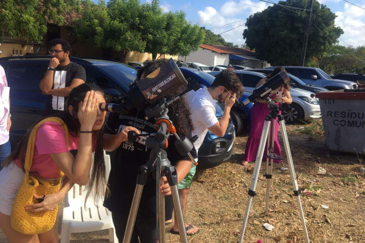 Movimentação na Universidade Estadual do Ceará para acompanhar o eclipse solar anular