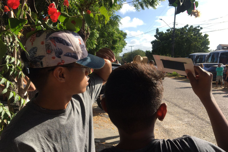 População observa eclipse solar anular na Universidade Estadual do Ceará