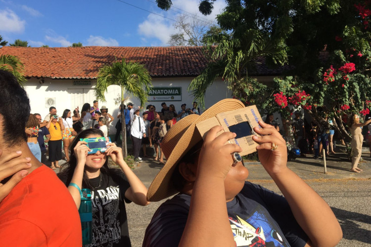 População observa eclipse solar anular na Universidade Estadual do Ceará