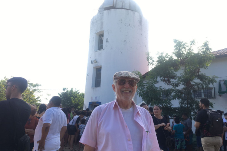 População observa eclipse solar anular na Universidade Estadual do Ceará. Na foto,  Vladimir Spinelli, provedor da Santa Casa e professor aposentado da Uece, foi para fotografar o eclipse