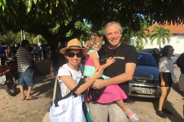 O artista Pablo Manyé e a esposa, Carolina Campos, levaram a filha pequena para assistir ao eclipse solar no Observatório Astronômico Otto de Alencar