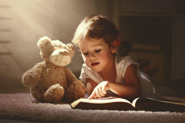 A leitura contribui para o desenvolvimento de habilidades essenciais para o sucesso acadêmico e social das crianças (Imagem: Evgeny Atamanenko | Shutterstock) - Portal EdiCase