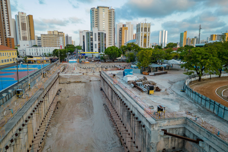 ￼Canteiro de obra próximo ao Colégio Militar de Fortaleza