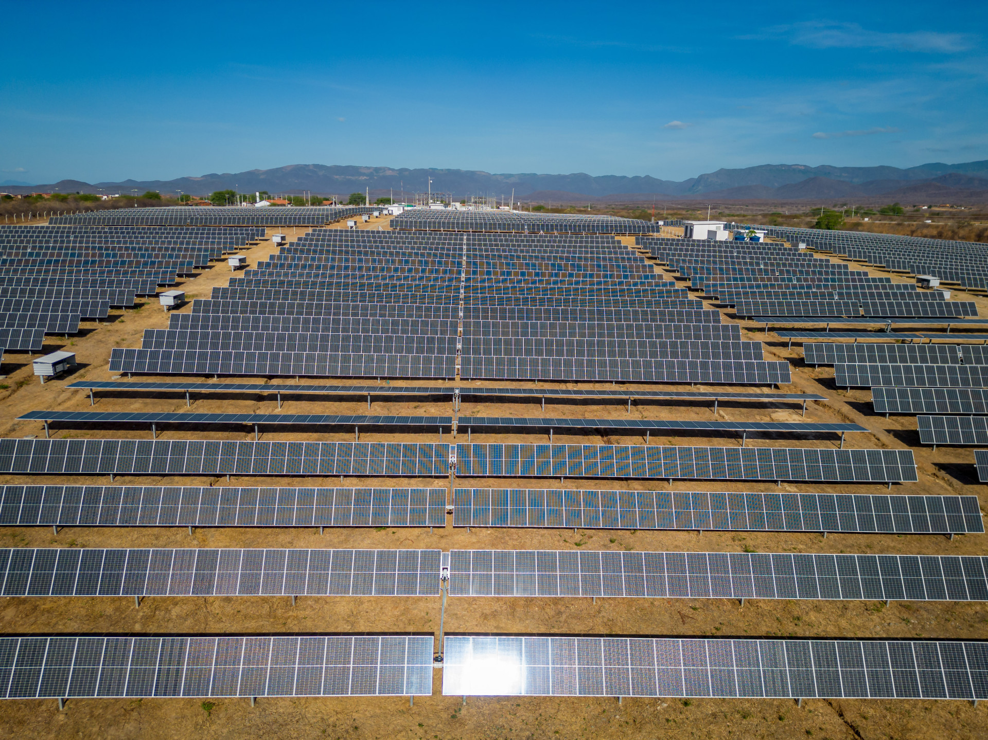 O acordo ocorrerá por meio da subsidiária do banco, a Fit Energia.
Na imagem, usina de energia solar na CE-020, em Canindé (Foto: AURÉLIO ALVES)