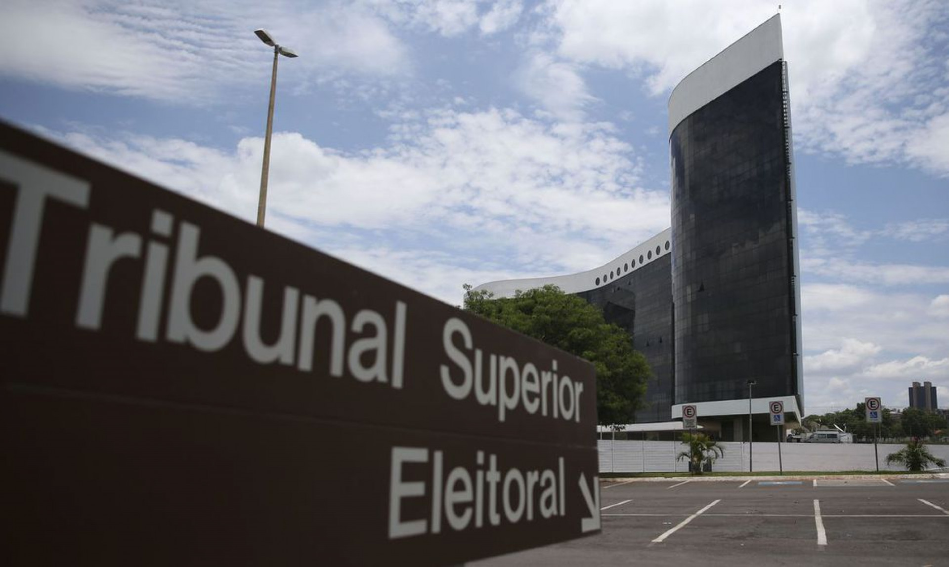 O TSE aumentou o esquema de segurança para acessar o prédio do tribunal neste domingo (Foto: José Cruz/Agência Brasil)