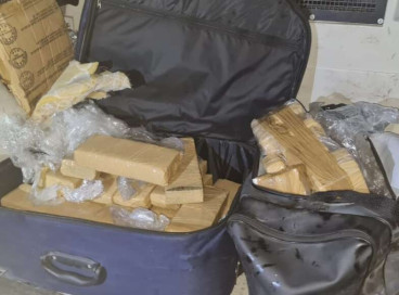 A Polícia encontrou 55 tabletes de entorpecentes no porta-malas do veículo dos suspeitos 