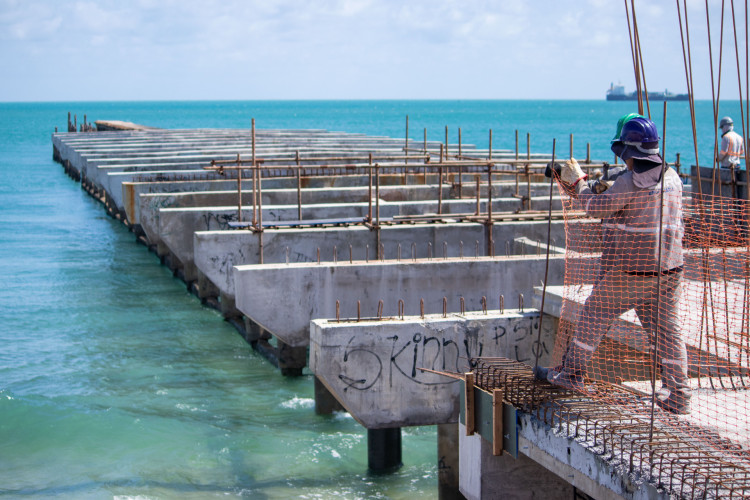 Obras de instalação do novo piso em concreto da Ponte dos Ingleses, na Praia de Iracema