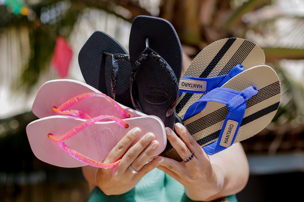Com os restos das boias do parque aquático, Raísa Bisol criou chinelos usados em ações sociais