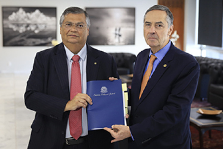 O ministro da Justiça, Flávio Dino, e o presidente do STF, Luís Roberto Barroso, se reuniram nesta quinta-feira, 19