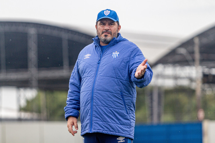 Técnico Eduardo Barroca em treino do Avaí
