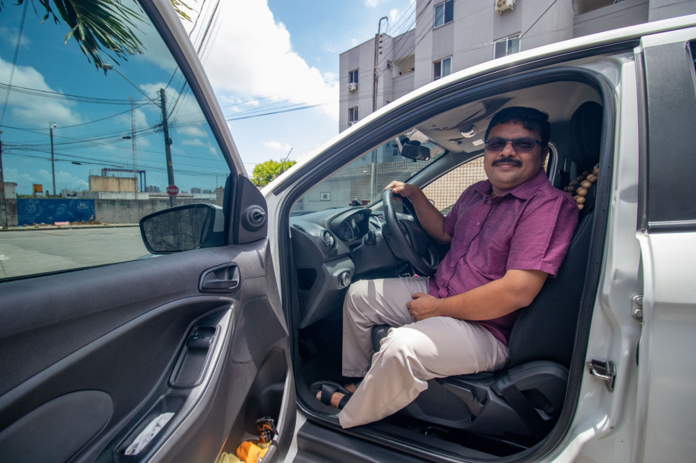 FORTALEZA, CEARÁ, BRASIL, 20-10-2023: Dois Dedos com um motorista de uber indiano, o Rajesh.. (Foto: Samuel Setubal/ O Povo)