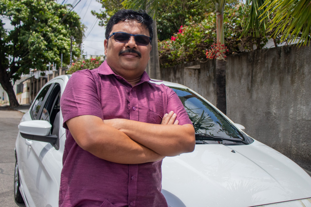 FORTALEZA, CEARÁ, BRASIL, 20-10-2023: Dois Dedos com um motorista de uber indiano, o Rajesh.. (Foto: Samuel Setubal/ O Povo)