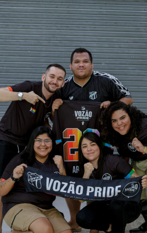 Membros do Vozão Pride, coletivo LGBTQIA  do Ceará Sporting Club(Foto: AURÉLIO ALVES)