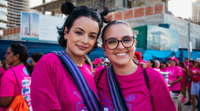 Marina Medeiros e La&iacute;s Almeida, respectivamente, participando da Caminhada Rosa