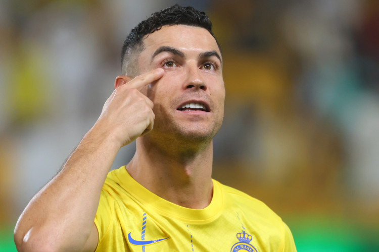 O atacante português nº 07 de Nassr, Cristiano Ronaldo, gesticula antes da partida de futebol da Saudi Pro League entre Al-Nassr e Damac, no Estádio Universitário King Saud, em Riade, em 21 de outubro de 2023.
