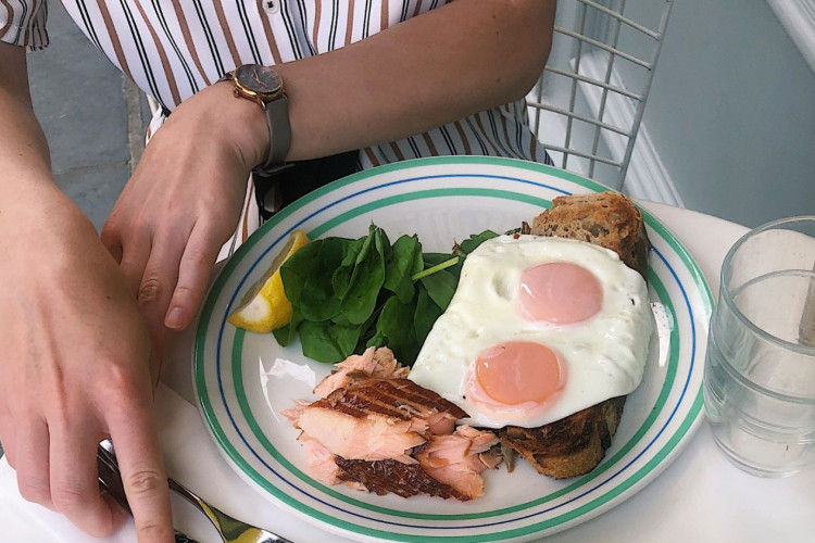 Homem fingiu 20 ataques card&iacute;acos para n&atilde;o pagar conta em restaurantes na Espanha (Imagem ilustrativa)