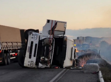 Um caminhão com fardos de algodão tombou na BR-116, no município de Icó, e causou a interdição de um dos trechos da rodovia 