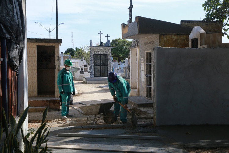 Cemitérios municipais de Fortaleza recebem serviços de limpeza e melhorias estruturais para Dia dos Finados