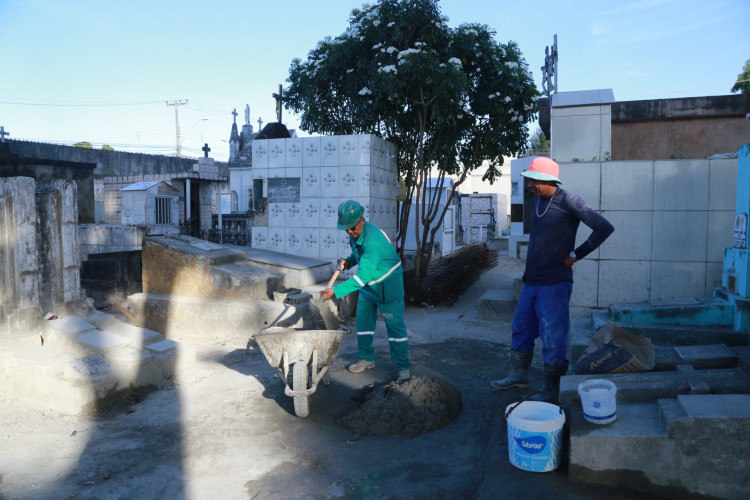 Cemitérios municipais de Fortaleza recebem serviços de limpeza e melhorias estruturais para Dia dos Finados