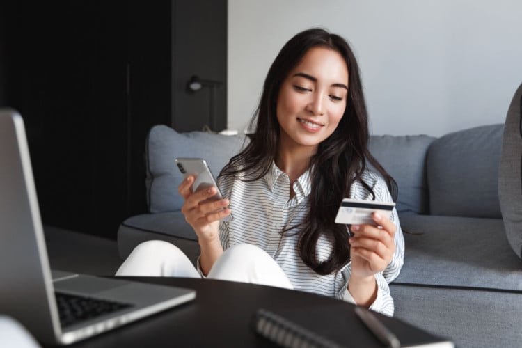 Para eliminar as dívidas por completo é necessário criar hábitos financeiros saudáveis (Imagem: Lyubov Levitskaya | Shutterstock)