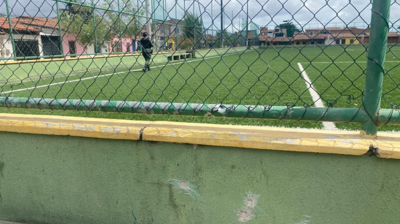 Criminosos efetuaram disparos contra garotos que jogavam em areninha no Conjunto Jo&atilde;o Paulo II, no bairro Barroso, em Fortaleza