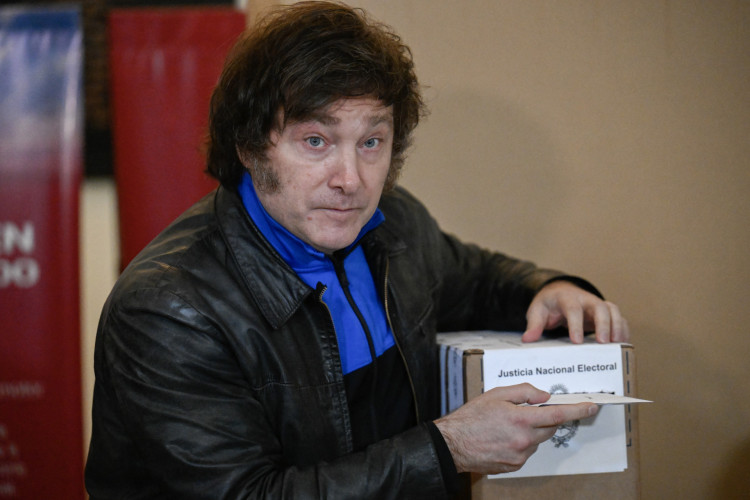 O congressista argentino e candidato presidencial da Aliança La Libertad Avanza, Javier Milei, vota em um colégio eleitoral em Buenos Aires, durante a eleição presidencial de 22 de outubro de 2023