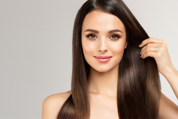 Métodos caseiros de alisamento podem ocasionar queda, quebra, alergias, descamação e queimaduras no couro cabeludo (Imagem: Sofia Zhuravetc | Shutterstock)