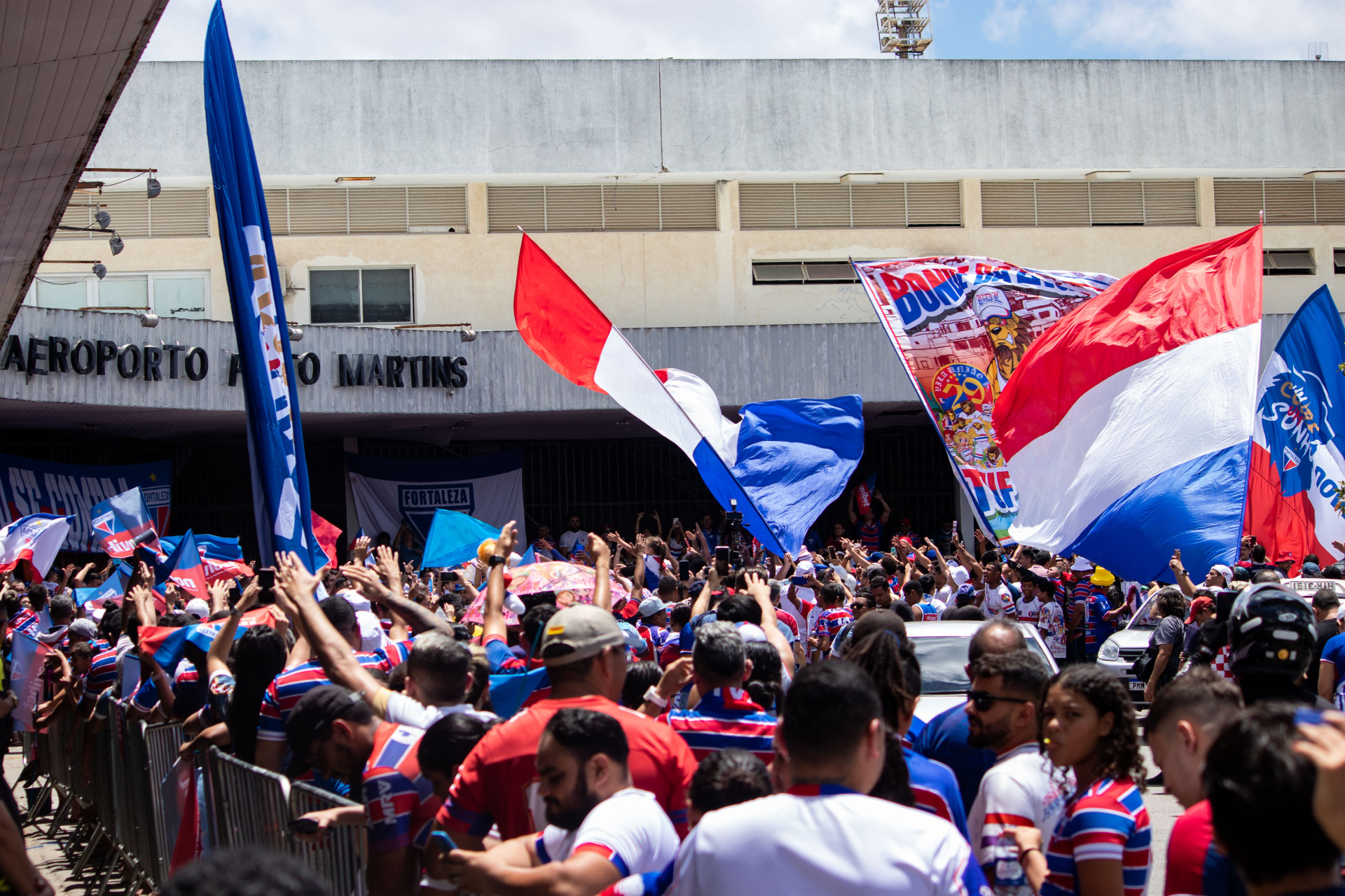 FORTALEZA, CEARÁ, BRASIL, 25-10-2023: Torcedores acompanham o embarque do Fortaleza no antigo Aeroporto para a final da Sul-Americana no Uruguai. (Foto: Samuel Setubal/ O Povo)