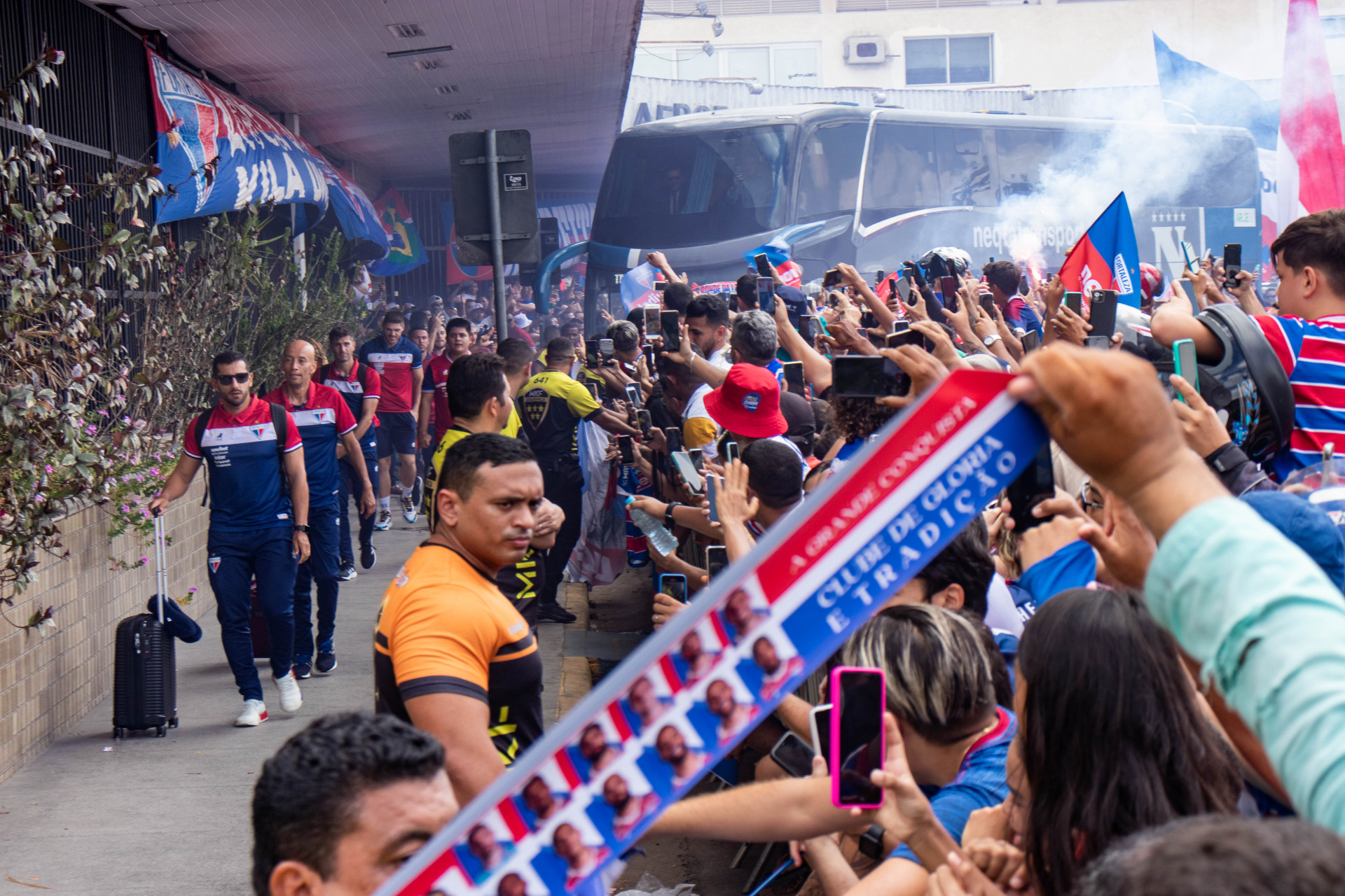FORTALEZA, CEARÁ, BRASIL, 25-10-2023: Torcedores acompanham o embarque do Fortaleza no antigo Aeroporto para a final da Sul-Americana no Uruguai. (Foto: Samuel Setubal/ O Povo)