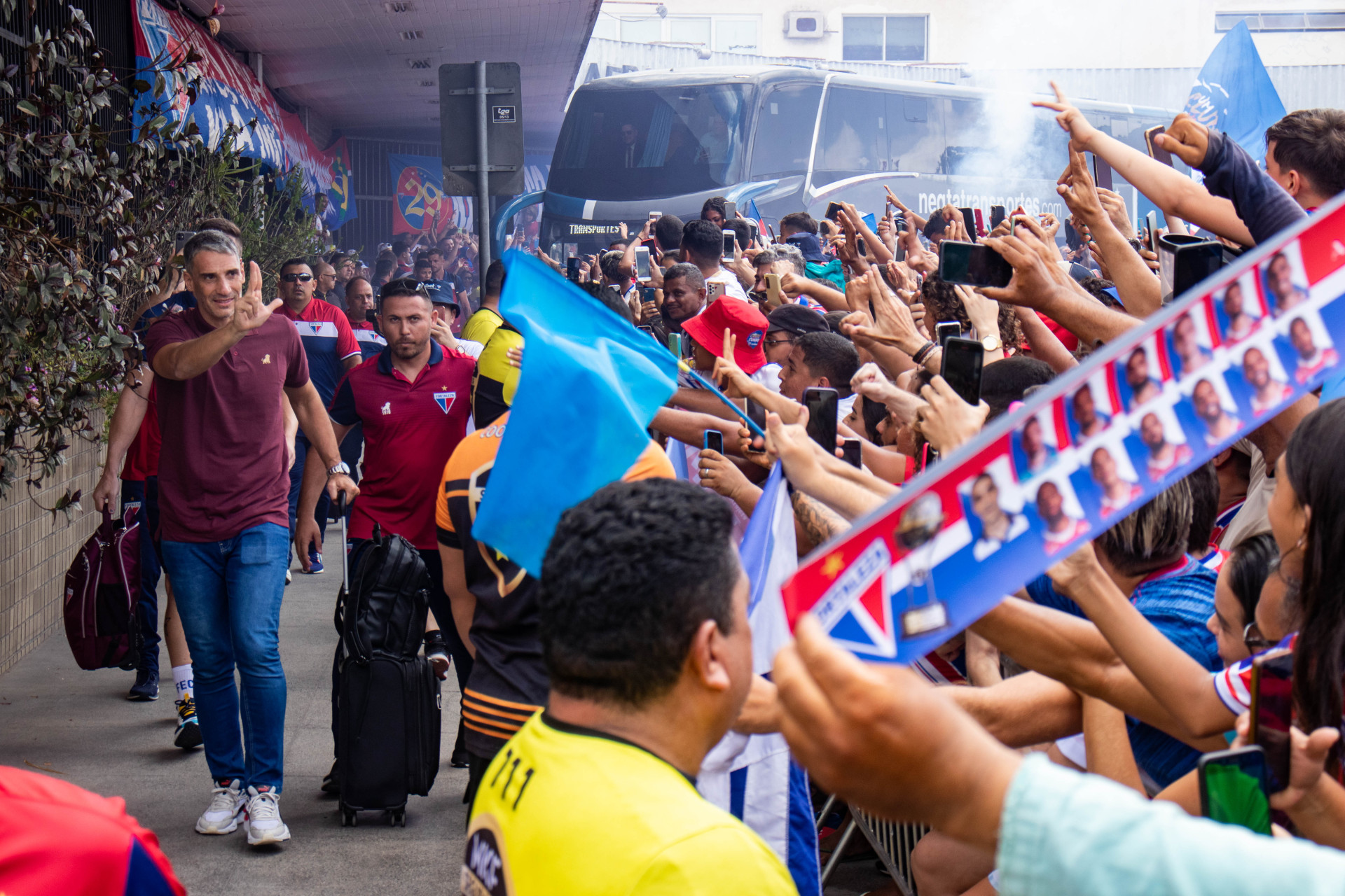 FORTALEZA, CEARÁ, BRASIL, 25-10-2023: Torcedores acompanham o embarque do Fortaleza no antigo Aeroporto para a final da Sul-Americana no Uruguai. (Foto: Samuel Setubal/ O Povo)