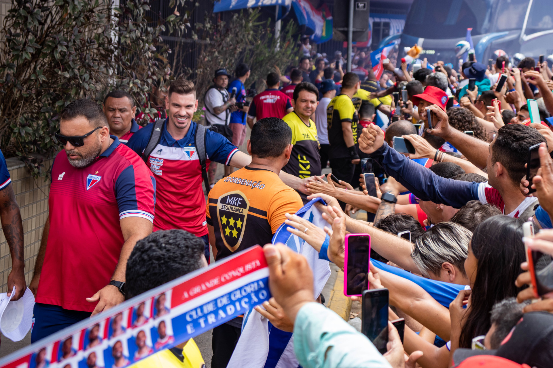FORTALEZA, CEARÁ, BRASIL, 25-10-2023: Torcedores acompanham o embarque do Fortaleza no antigo Aeroporto para a final da Sul-Americana no Uruguai. (Foto: Samuel Setubal/ O Povo)