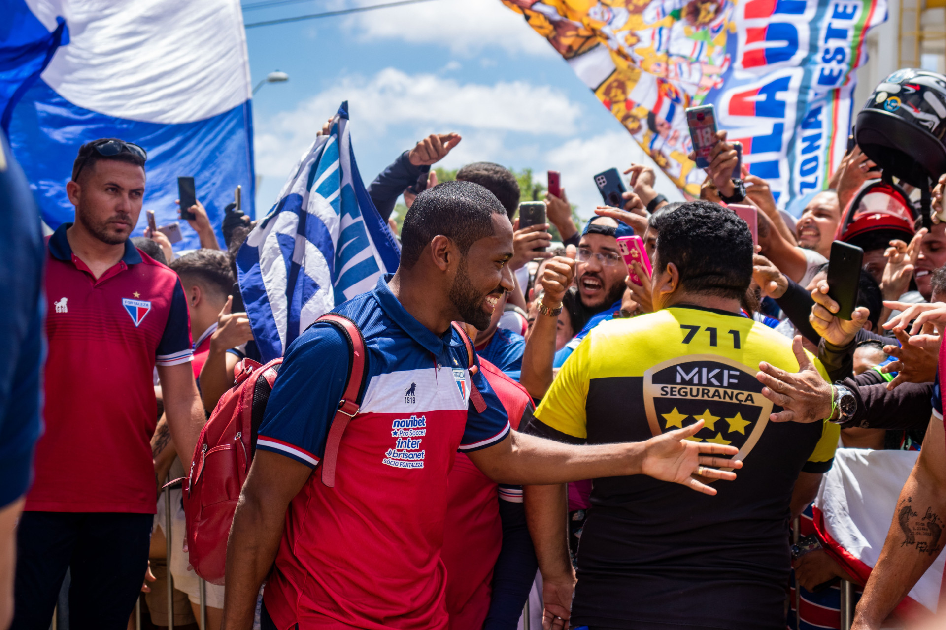 FORTALEZA, CEARÁ, BRASIL, 25-10-2023: Torcedores acompanham o embarque do Fortaleza no antigo Aeroporto para a final da Sul-Americana no Uruguai. (Foto: Samuel Setubal/ O Povo)