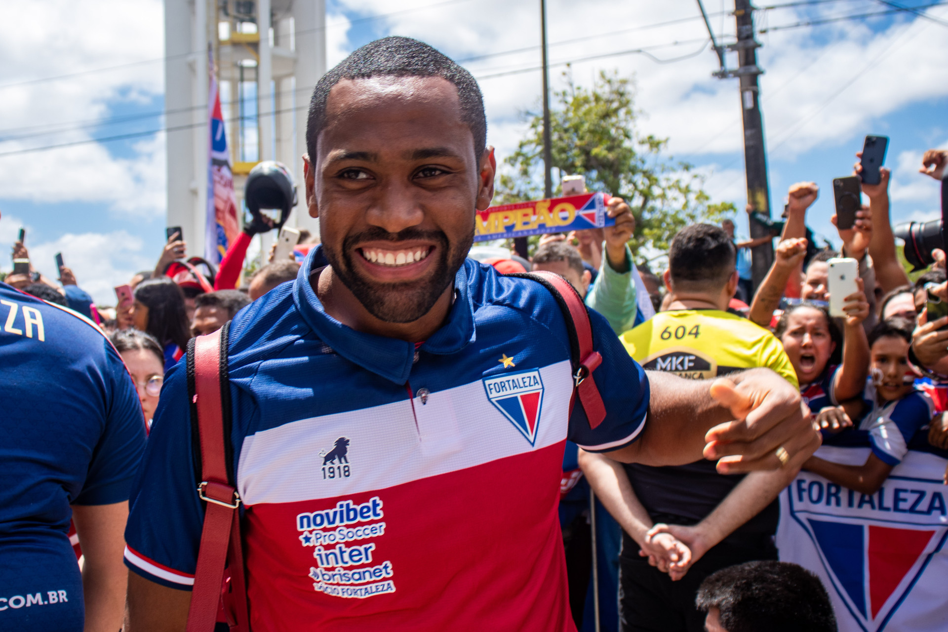 FORTALEZA, CEARÁ, BRASIL, 25-10-2023: Torcedores acompanham o embarque do Fortaleza no antigo Aeroporto para a final da Sul-Americana no Uruguai. (Foto: Samuel Setubal/ O Povo)