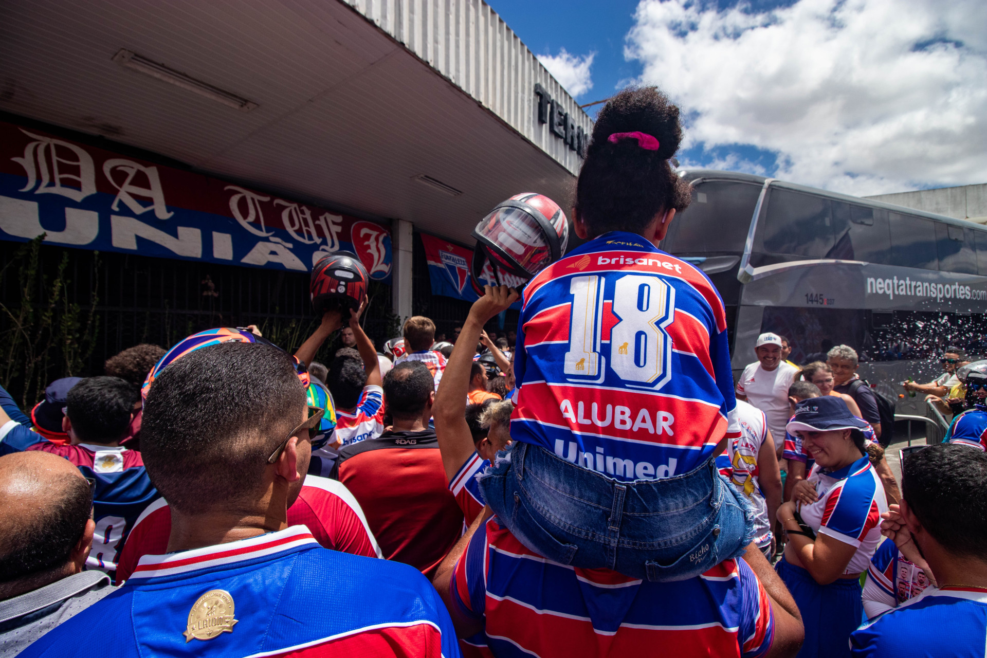 FORTALEZA, CEARÁ, BRASIL, 25-10-2023: Torcedores acompanham o embarque do Fortaleza no antigo Aeroporto para a final da Sul-Americana no Uruguai. (Foto: Samuel Setubal/ O Povo)