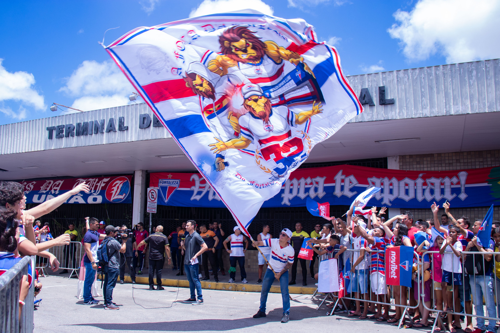 FORTALEZA, CEARÁ, BRASIL, 25-10-2023: Torcedores acompanham o embarque do Fortaleza no antigo Aeroporto para a final da Sul-Americana no Uruguai. (Foto: Samuel Setubal/ O Povo)
