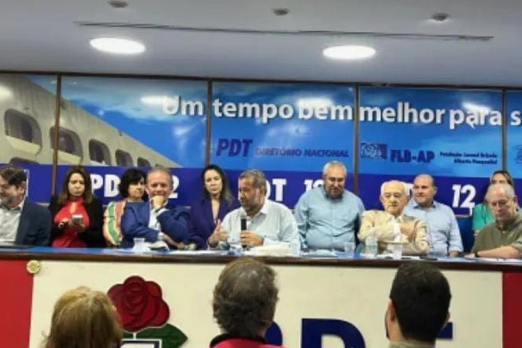 Cid Gomes, André Figueiredo, Carlos Lupi e Ciro Gomes em reunião nacional do PDT
