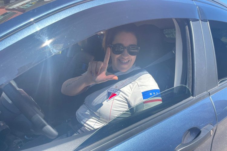 Uruguaia Daniela Fernández, motorista de aplicativo, usa a camisa do Fortaleza