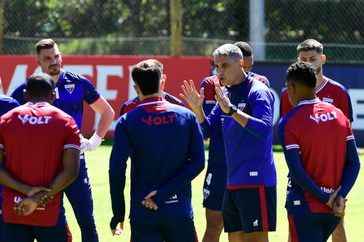 Técnico Juan Pablo Vojvoda conversa com jogadores em treino do Fortaleza em Punta del Este, no Uruguai