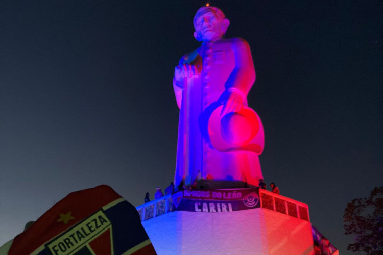 Estátua do Padre Cícero com as cores do Fortaleza