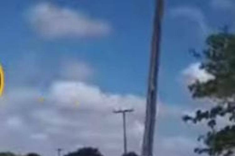 Um aviso de "atenção" foi escrito na pista