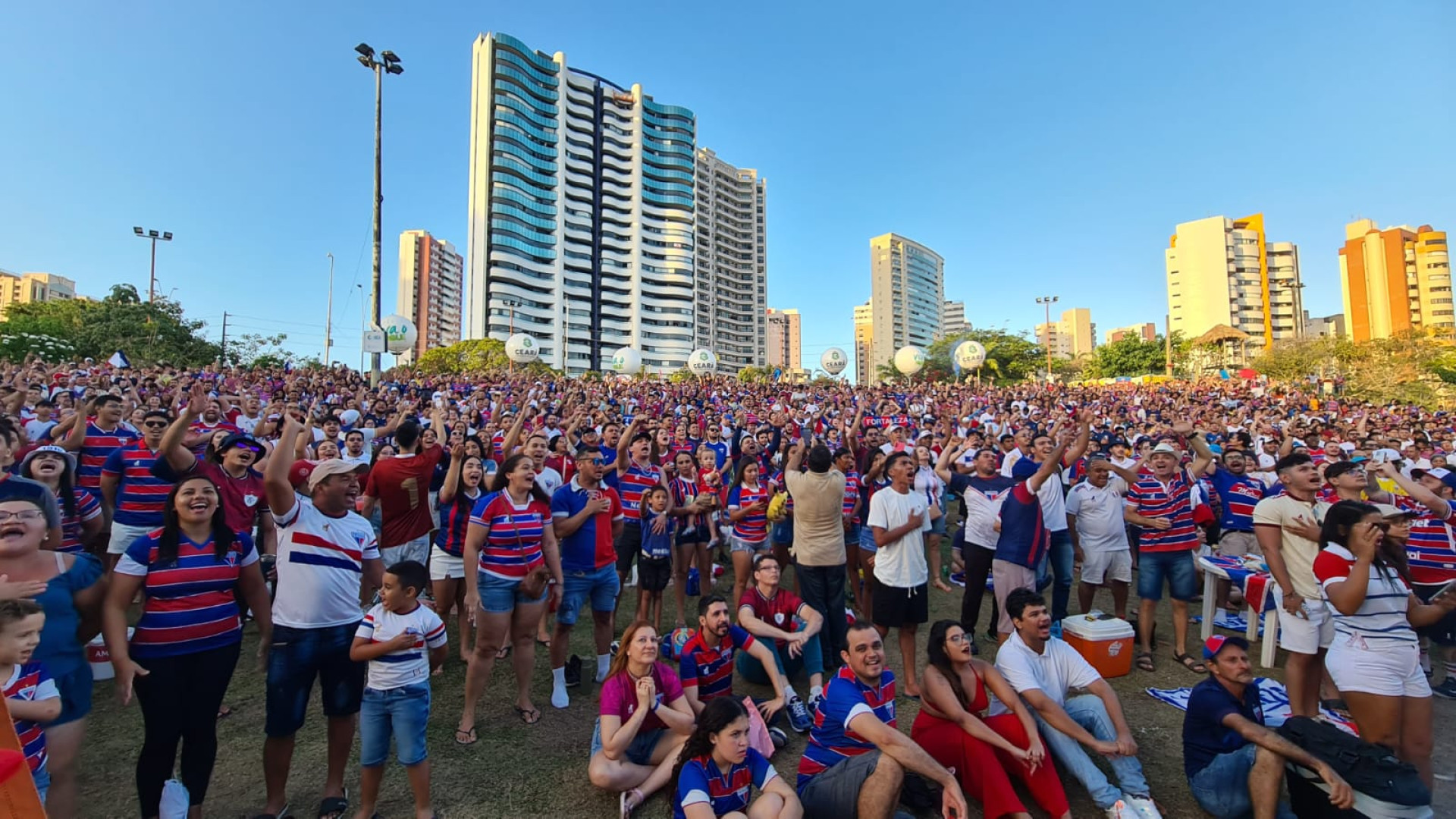 Torcedores do Fortaleza acompanhando a final da Sula