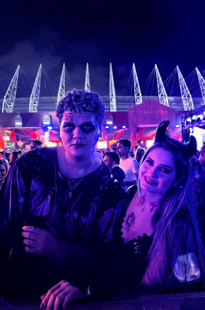 Casal vai ao Aviões Fantasy combinando em fantasia sombria