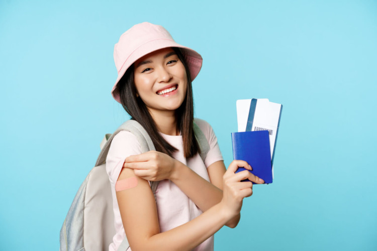 Antes de viajar, lembre-se de conferir se seu cartão de vacina está em dia (Imagem: Mix and Match Studio | Shutterstock)