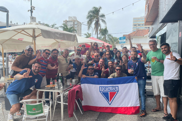 Torcedores do Fortaleza em bar de Punta del Este no dia seguinte à final da Sul-Americana